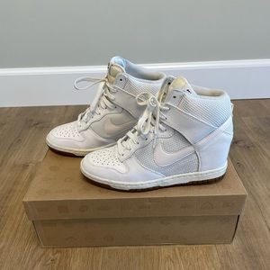 NIKE Women’s Dunk Sky Hi-Mesh Sneakers Size 7.5 in White.
